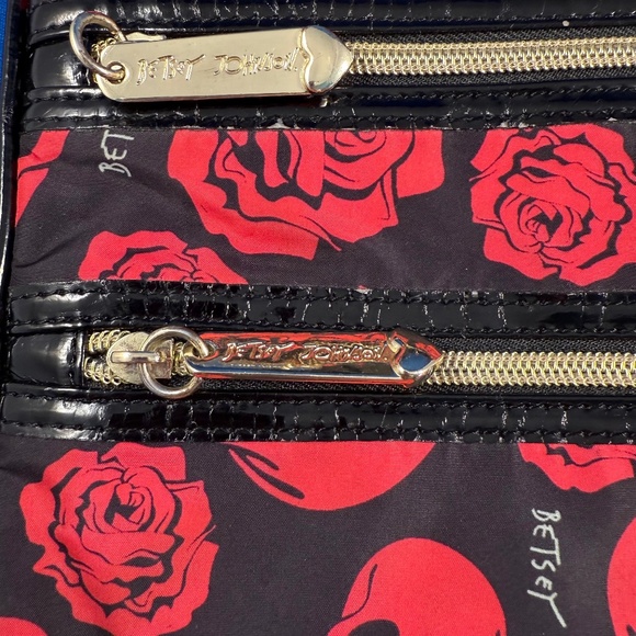 Betsey Johnson Skull and Roses Rockabilly Pin Up Punk Goth Crossbody Bag - Picture 3 of 8